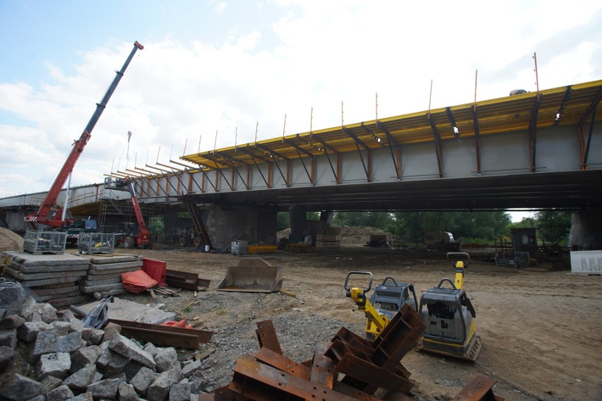 Zakończono montaż i scalanie konstrukcji stalowej mostu...