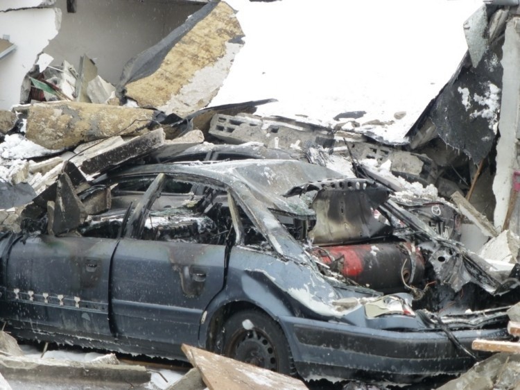 Ul. Kolejowa. Wielki wybuch rozniósł garaże i uszkodził auta. Ciężko ranny Białorusin (zdjęcia, wideo)
