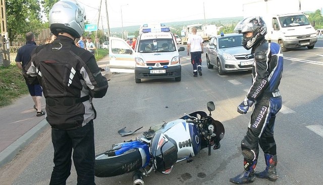 Rannego motocyklistę pogotowie zabrało do skarżyskiego szpitala.