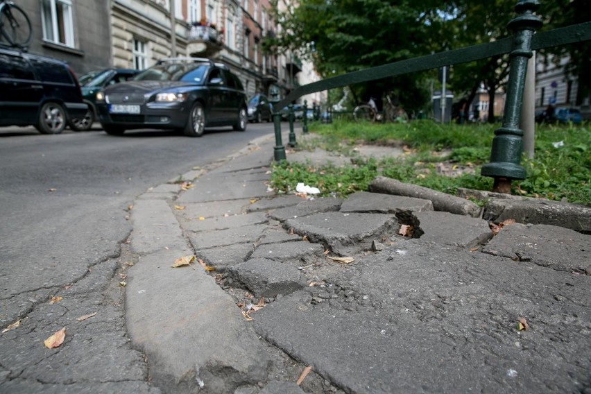 Kraków. Nowy plac Biskupi. Urzędnicy zwlekają, mieszkańcy czekają