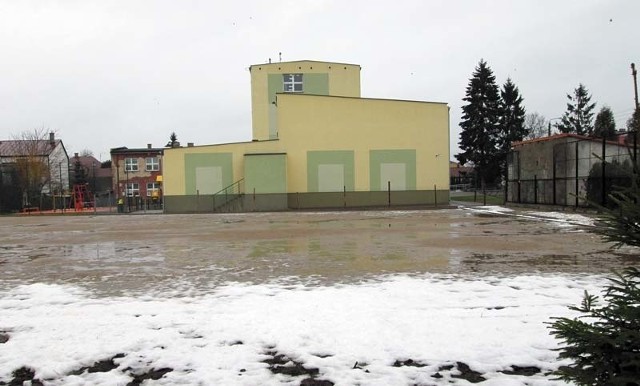 Tak na razie wygląda nowy orlik w Siemiatyczach, ale jak zapewnia burmistrz, już w połowie roku będzie już można rozegrać mecz "w nogę&#8221;