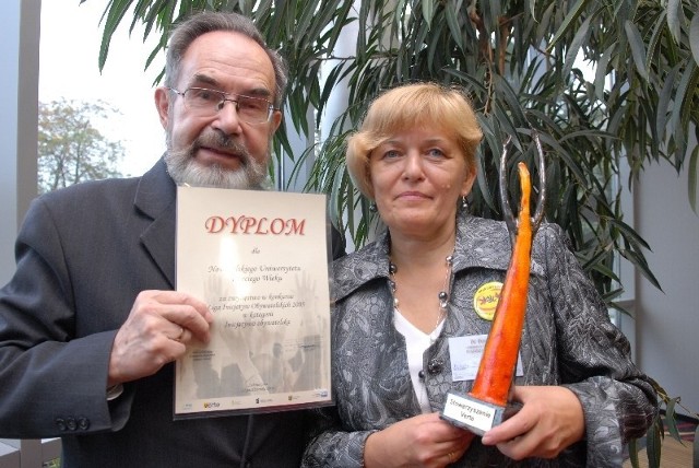 Danuta Miczulska i Eugeniusz Kamiński z dumą prezentują otrzymaną statuetkę i dyplom. 