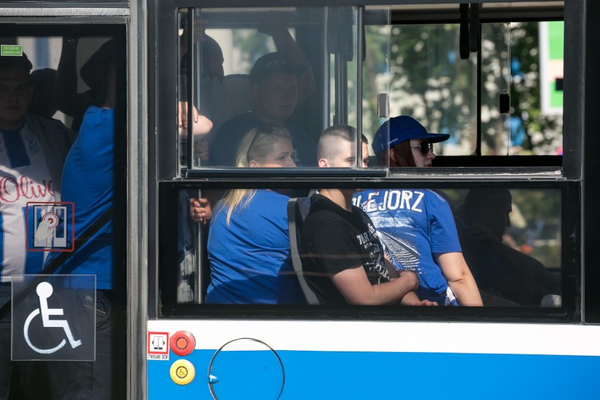 Wisła Kraków – Lech Poznań. Kibice „Kolejorza” przyjechali pociągiem specjalnym [ZDJĘCIA]