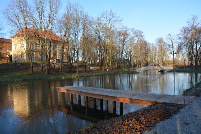 Ozdobą parku są znajdujące się pośrodku stawy