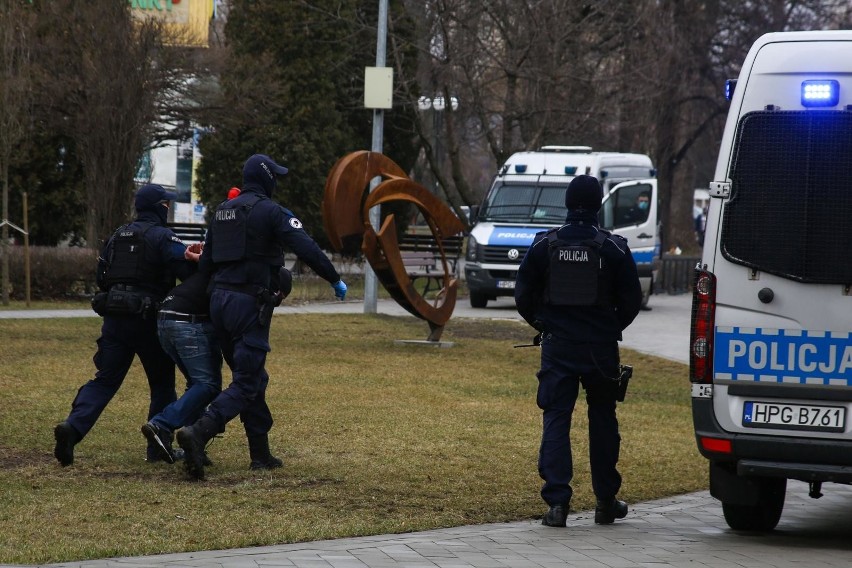 Kibice Wisły Kraków na meczu ze Stalą Mielec dopingowali...