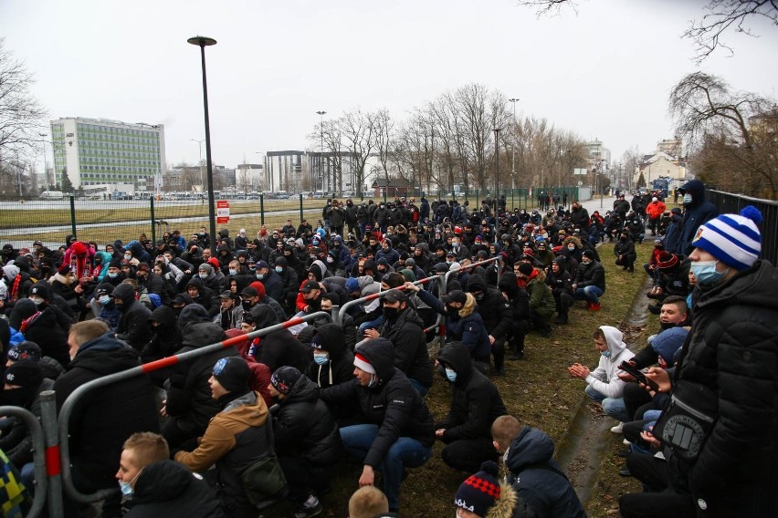 Kibice Wisły Kraków na meczu ze Stalą Mielec dopingowali...