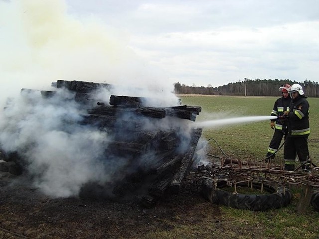 Ogień gasili strażacy  z Ochotniczej Straży Pożarnej w Byczynie.