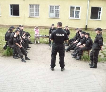 Część letnich wakacji młodzież z sulęcińskiego liceum, z klas przygotowania do pracy w policji i wojsku, spędziła na obozie na poligonie w Wędrzynie (fot. Archiwum szkoły)