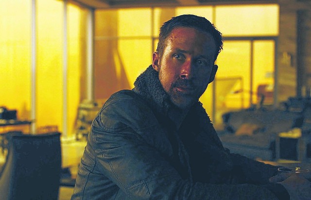 Ryan Gosling jako Oficer K. w kontynuacji kultowego „Łowcy Androidów”. Film zbiera świetne recenzje.