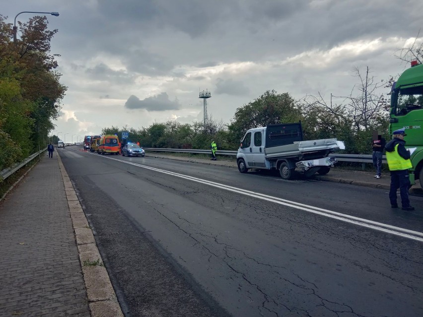 Zderzenie trzech samochodów w Opolu. Jedna osoba została przewieziona do szpitala 