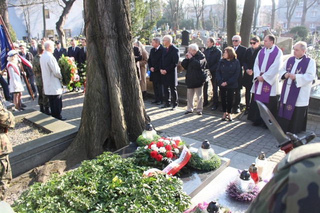 Na cmentarzu przy ul. Sienkiewicza w Katowicach, przy grobie wicemarszałek senatu Krystyny Bochenek spotkali się jej najbliżsi, przyjaciele i znajomi. Uroczystości odbyły się z okazji 5. rocznicy katastrofy smoleńskiej, w której zginęła Krystyna Bochenek.