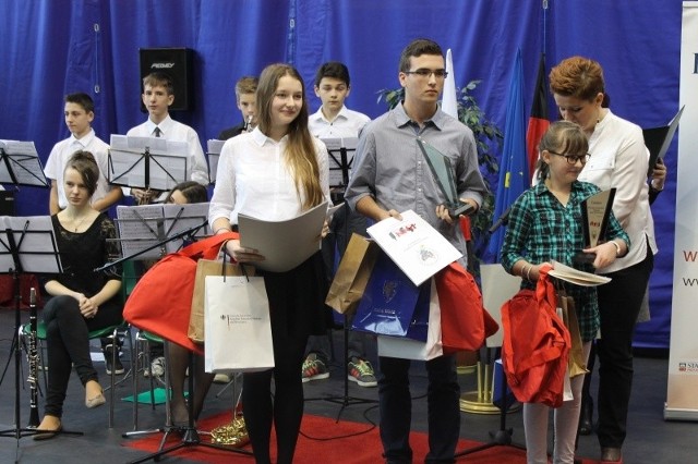 Na zdjęciu zdobywcy pierwszych miejsc: Marta Gomolla (szkoły średnie), Gregor Przywara (szkoły gimnazjalne) oraz Sarina Szczepanek (szkoły podstawowe).