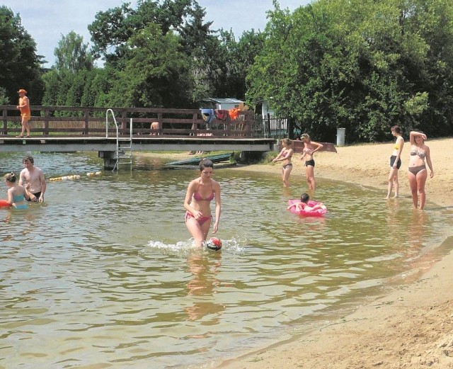 Już w ubiegłym roku kąpielisko wyglądało estetyczniej, a nad bezpieczeństwem plażowiczów czuwał ratownik.