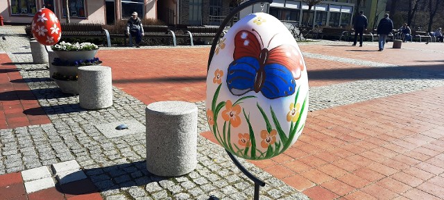 Miasto nabrało świątecznego klimatu. Na rynku i koło urzędu miejskiego pojawiły się kolorowe bratki. Są też ozdoby świąteczne.