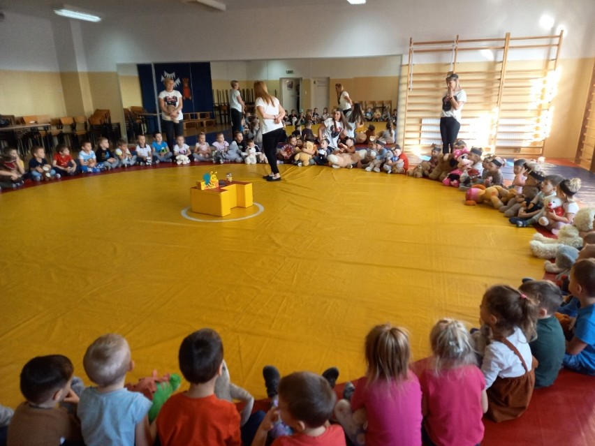 Światowy Dzień Pluszowego Misia w przedszkolu w Mirowie. Dzieci miały mnóstwo radości (ZDJĘCIA)