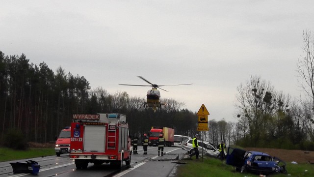 Do zderzenia pojazdów doszło na wysokości miejscowości Święte, przed węzłem autostradowym w Nowym Marzach pod Grudziądzem na Drodze Krajowej nr 5. Był kwadrans przed godz. 15.00 Jadący od strony Gdańska peugeot na tablicach z powiatu lęborskiego, wychodząc z łuku prawdopodobnie wpadł w poślizg. Jego kierowca został wydobyty z samochodu przez strażaków i ratowników medycznych i odwieziony do szpitala z poważnymi obrażeniami.Na miejscu zginęła 73-letnia pasażerka peugeota. Podróżujący oplem na grudziądzkich tablicach rejestracyjnych trzej mężczyźni, wyszli ze zdarzenia bez szwanku. Jechali od strony Świecia.- Z uszkodzeń aut wynika, że peugeot został postawiony w poprzek drogi. Opel uderzył przodem w prawy tylny bok peugeota - powiedział naszemu reporterowi rzecznik Komendy Powiatowej Państwowej Straży Pożarnej w Świeciu mł. brygadier Paweł Puchowski.Na miejscu pracuje prokurator i policja drogowa. Trwa ustalanie okoliczności wypadku. Policja zaleca objazd bocznymi drogami. Utrudnienia potrwają kilka godzin.Bezpieczna Wielkanoc: Jak spokojnie i bezpiecznie podróżować?