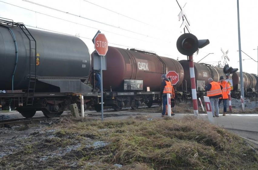 Wypadek na przejeździe kolejowym w Dalkach: Samochód...