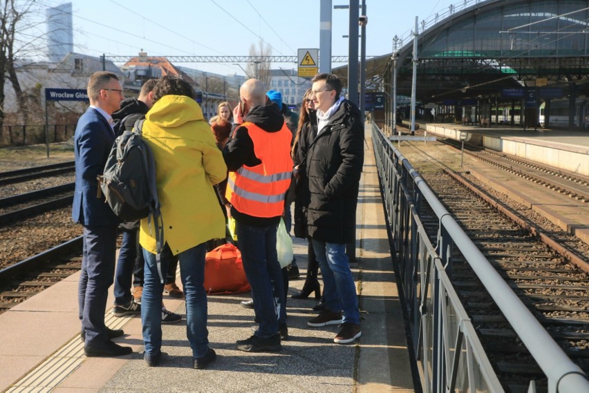 Humanitarny pociąg przywiezie spod granicy uchodźców