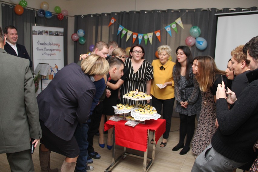 Czwarte urodziny Środowiskowego Domu Samopomocy w Brzezinach. Były gratulacje, występy i tort