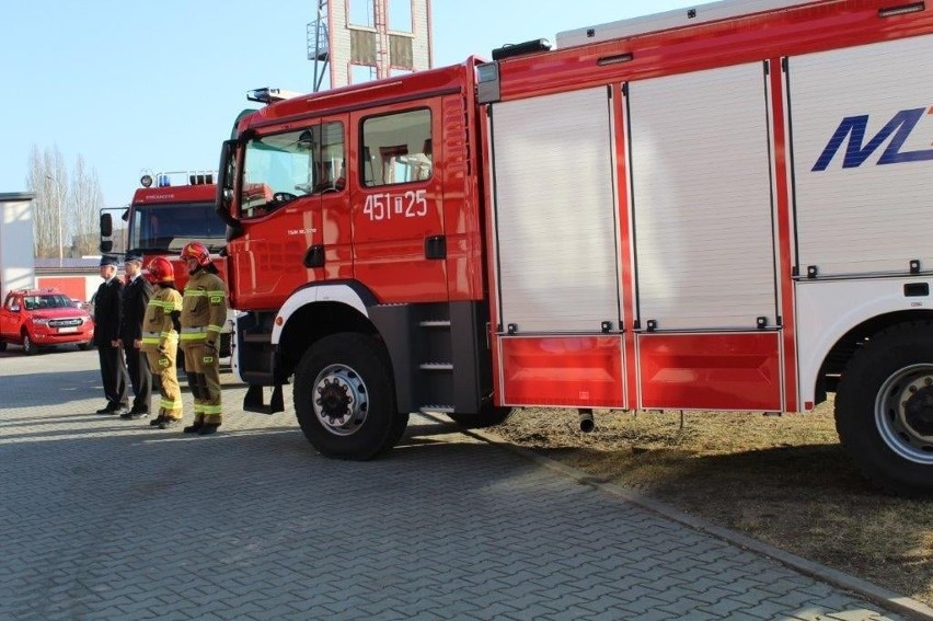 Jeden nowy wóz strażacki, a korzyść dla dwóch jednostek z Ostrowca i Bałtowa. Zobacz zdjęcia 