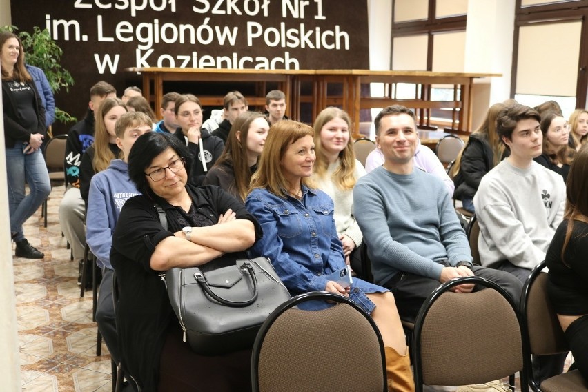 Joanna Mucha, wiceministra edukacji, spotkała się z uczniami i nauczycielami w Zespole Szkół numer 1 w Kozienicach. Zobaczcie zdjęcia