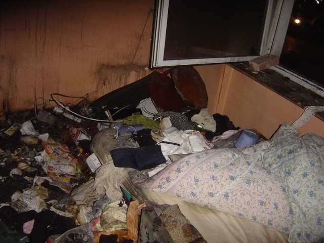Spłonęło wyposażenie pokoju w którym stał telewizor. Po akcji lokatorzy wrócili do mieszkań