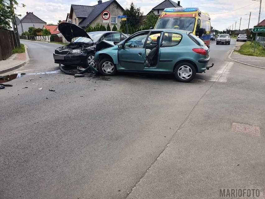 Zderzenie dwóch samochodów w Węgrach.