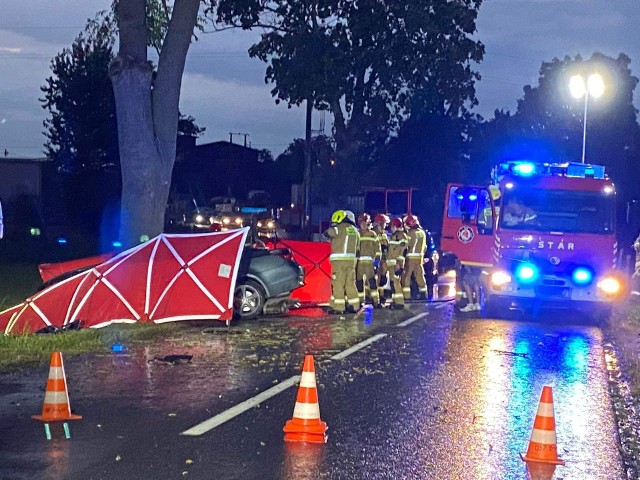 Do zdarzenia doszło w piątek, 5 sierpnia wieczorem na drodze wojewódzkiej 190, Szamocin-Białośliwie. Z nieznanych jeszcze przyczyn samochód uderzył w przydrożne drzewo. Przejdź dalej -->