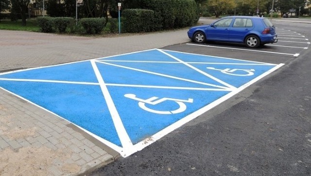 Za parkowanie na miejscu dla niepełnosprawnych przez osobę nieuprawnioną mandat wynosi 800 złotych