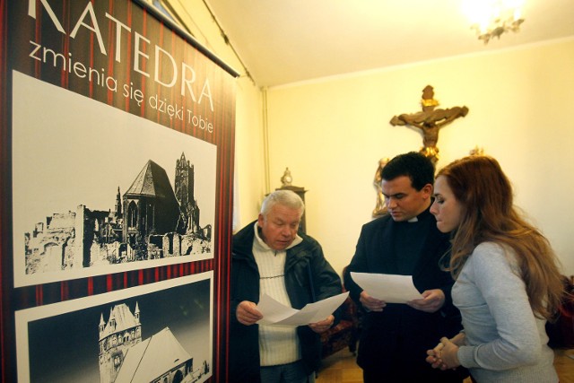 Ostatnie uzgodnienia przed ogłoszeniem wspólnego oświadczenia dla mediów. Po lewej ks. Maciej Pliszka, w głębi Tomasz Dalski i po prawej, Ewa Mielczarek.