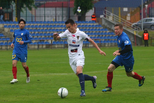 Dawid Kort (biały strój) zdobył jedną z bramek w czwartkowym sparingu.