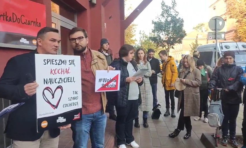 Kraków. Manifestacja "Kartka do Czarnka" pod kuratorium oświaty. Nauczyciele i uczniowie domagają się zmian w systemie szkolnictwa