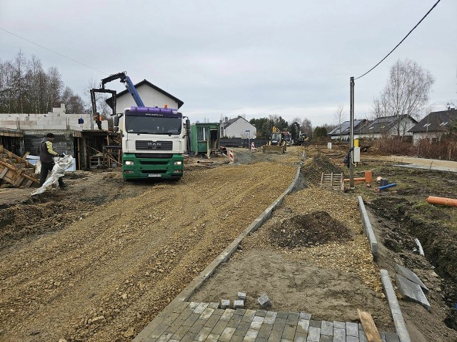 Tak dziś wygląda remontowana ul. Staropogońska Zobacz kolejne zdjęcia/plansze. Przesuwaj zdjęcia w prawo naciśnij strzałkę lub przycisk NASTĘPNE