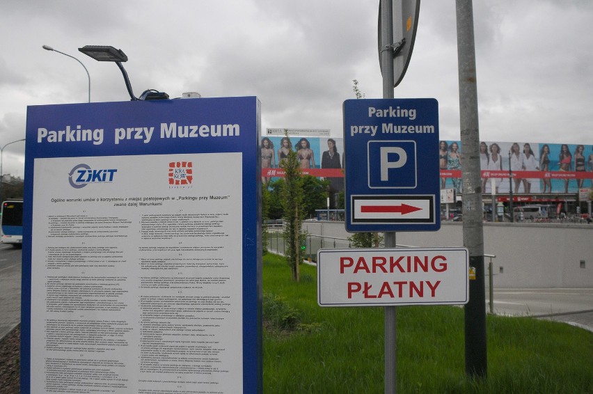 Parking przed Muzeum Narodowym świeci pustkami