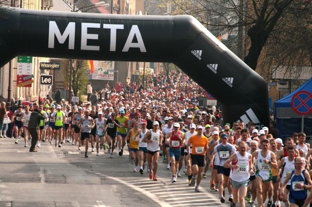 Maraton w Dębnie gromadzi w mieście tysiące fanów sportu. Niektórym mieszkańcom brakuje jednak innych rozrywek.