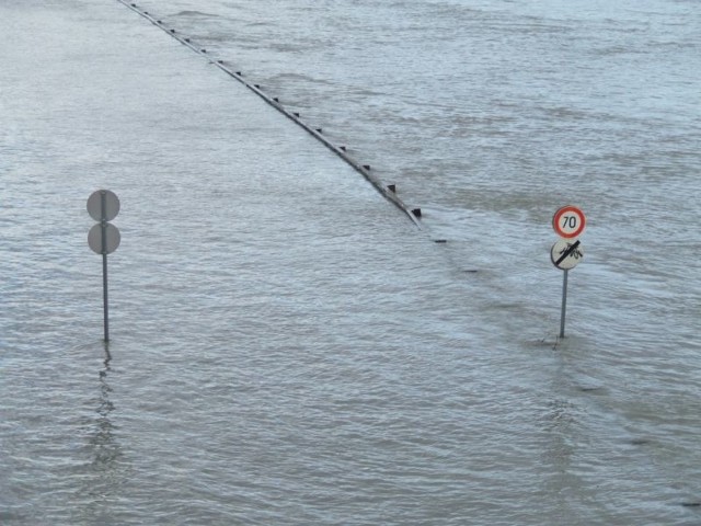 Warta i Odra wciąż są groźne, ale nic nie wskazuje na to, żebyśmy w naszym regionie oglądali obrazki takie, jak ten ze zdjęcia.