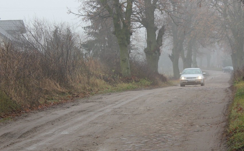 Mieszkańcy Trzciana czekają na remont drogi od ponad 30 lat 