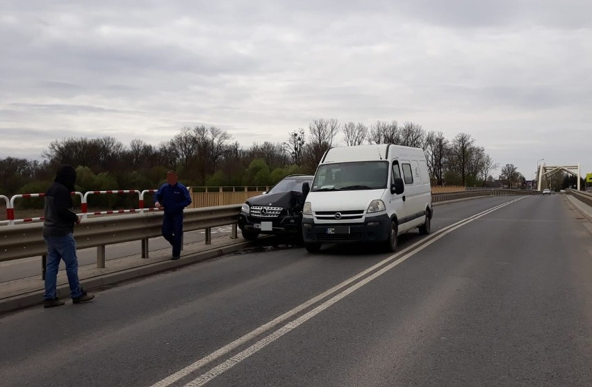 Wypadek mercedesa i busa na Sułowskiej. Ruch wahadłowy na obrzeżach Wrocławia (ZDJĘCIA)