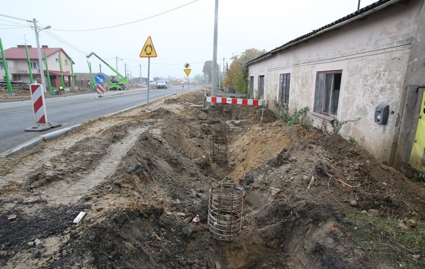 Na ul. Brzezińskiej stawiają ekrany pod oknami