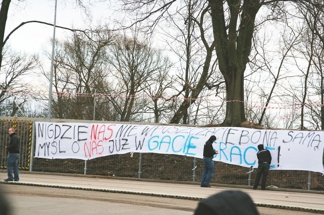 W trakcie sobotniego meczu inaugurującego wiosenną rundę, kibice ŁKS-u Łomża rozwiesili transparent, na którym widniało hasło: "Nigdzie nas nie wpuszczacie bo na samą myśl o nas już w gacie sracie&#8221;.