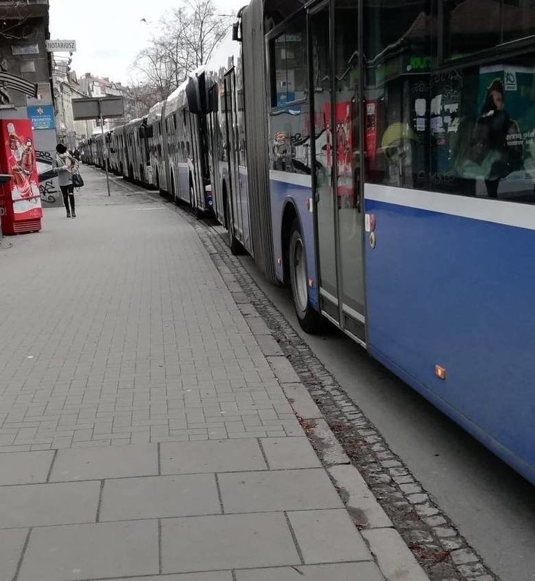 W takim korku tkwiły w poniedziałek rano na al. Słowackiego...