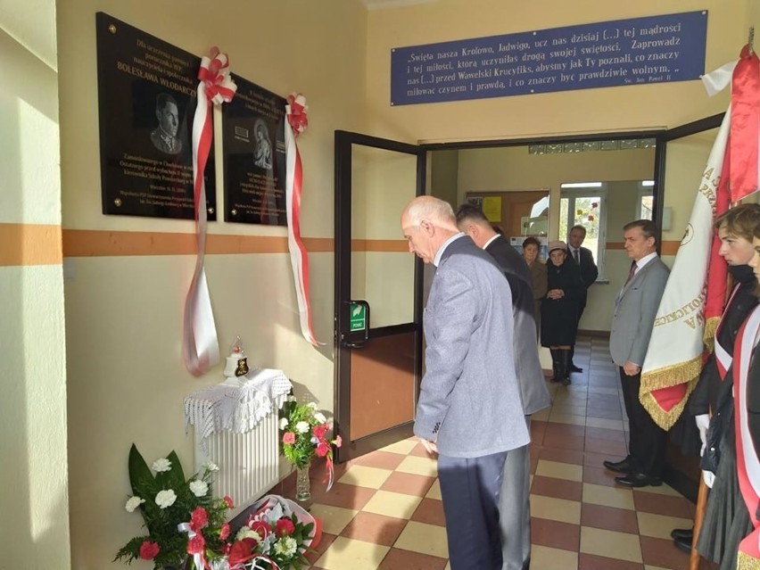 Uroczystość odsłonięcia tablic w szkole podstawowej w...