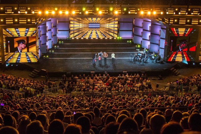 Świętokrzyska Gala Kabaretowa w 2019 roku. Na scenie gospodarz wieczoru, Kabaret Skeczów Męczących z Kielc.