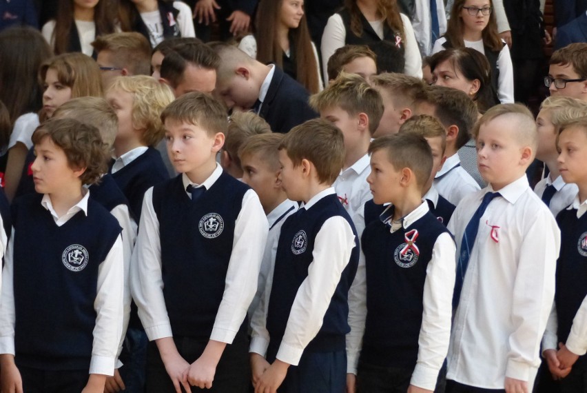 Prawie 650 uczniów zaśpiewało polski hymn w Zespole Szkół Katolickich Diecezji Kieleckiej w Kielcach [ZDJĘCIA, WIDEO] 