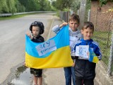 Dzieci z obwodu lwowskiego założyły punkt kontrolny i w trzy dni zebrały pieniądze na kamizelki kuloodporne 