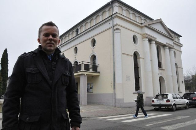 - Mam nadzieję, że nadal w zabytkowej synagodze w Praszce będzie dom kultury, ponieważ nie mamy gdzie się przenieść - mówi Jacek Pac, dyrektor Miejsko-Gminnego Ośrodka Kultury.