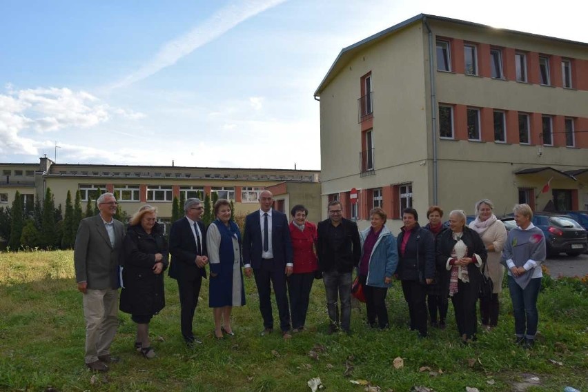 Samorządowcy i dyrekcja szkoły w miejscu budowy hali...