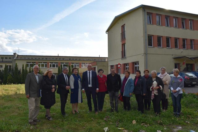 Samorządowcy i dyrekcja szkoły w miejscu budowy hali balonowej