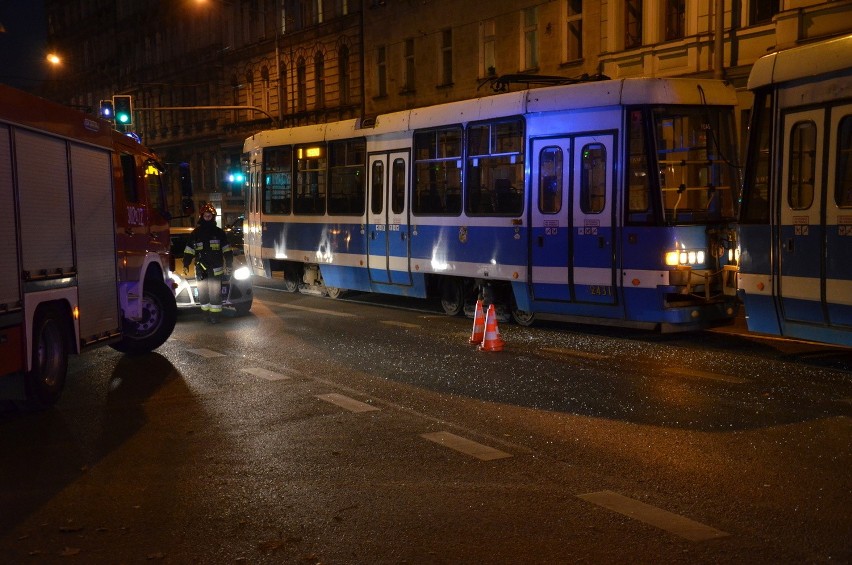 Wrocław: Wypadek na Sienkiewicza. Volkswagen zderzył się z tramwajem (ZDJĘCIA)