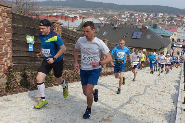 W sobotę w Chęcinach odbył się Cross Run. Zawodnicy rywalizowali na dwóch dystansach - prawie 50 osób wystartowało w półmaratonie i ponad 110 w biegu na 10 kilometrów. - Dzisiaj w Chęcinach rozpoczynamy cykl biegów terenowych Cross Run 2019. Będziemy biegać na terenie dziesięciu gmin województwa świętokrzyskiego. W kwietniu wystartujemy jeszcze w Daleszycach, w maju w gminie Morawica, w czerwcu tradycyjnie w Kielcach i w Piekoszowie, w wakacje w Zagnańsku i po raz pierwszy w Baćkowicach, we wrześniu i październiku w Masłowie, Bodzentynie i Miedzianej Górze. Biegamy na dwóch podstawowych dystansach - na dyszkę i połówkę, czyli w półmaratonie. W tym roku za namową biegaczy w niektórych gminach postanowiliśmy też zorganizować biegi na innych dystansach - będzie szalona piątka oraz biegi dla dzieci i młodzieży - mówił Jacek Wiatrowski, jeden z organizatorów. Jeśli chodzi o wyniki, to półmaraton open wygrał Tomasz Latała z czasem 1:53,23, a wśród kobiet najlepsza była Marlena Pięta z Ostrowca - 2:35.26. W biegu na 10 kilometrów zwyciężył Sebastian Łukasiewicz z Klubu Biegowego Gepard - 44.40, a w gronie kobiet triumfowała Agnieszka Nawrot z Daniel Wosik Tervel Team - 53.27. - Postanowiliśmy też zorganizować trzy biegi ultra. Są to biegi dla wytrawnych zawodników. Trasy wymagające, jak przystało na Góry Świętokrzyskie, w granicach 50 kilometrów i najdłuższy bieg w czerwcu w Kielcach 100 kilometrów. To będzie super ultra bieg. Do tego dołączamy imprezy rowerowe. Chcemy pokazać najpiękniejsze tereny Gór Świętokrzyskich, bo jest co. W Chęcinach zawodnicy biegli pod zamek, później będzie równie ciekawie. Startując u nas trzeba się liczyć z tym, że będą to biegi trudne, terenowe, wymagające dobrej kondycji. Ale kto chce pokonać tę trasę, jest w stanie to zrobić. Jeżeli w ciągu dnia dotrze na metę, będzie miał zaliczony bieg. Zapraszamy na nasze imprezy - powiedział Bogdan Maziejuk, jeden z organizatorów. Dorota Kułaga